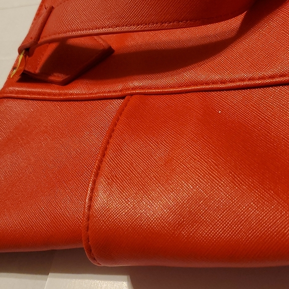 Iman designed tote bag, RedFauxLeather,pockets inside and out,goldtone hardware - Picture 6 of 8